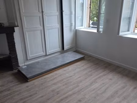 appartement avec une chambre. plus terrasse