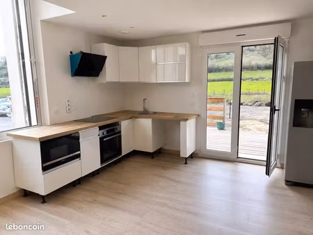 maison 85m² entièrement rénovée – 2 ch  terrasse bois  2 garages – à 25mn de chambéry