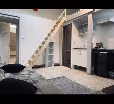 très agréable studio mezzanine
