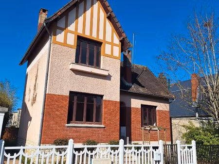 maison avec sous sol complet située à 10 minutes à pied du centre ville de bourges