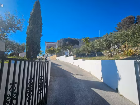 spacieuse villa avec piscine  appartement indépendant et vue mer