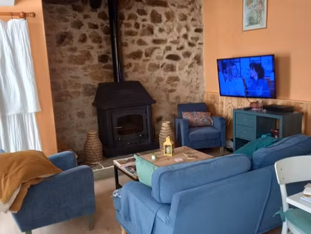 jolie maison de village près de la rivière