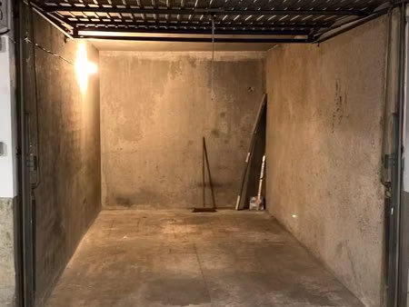 box ferme - à proximité du tram à jean xxiii- 12 2m2
