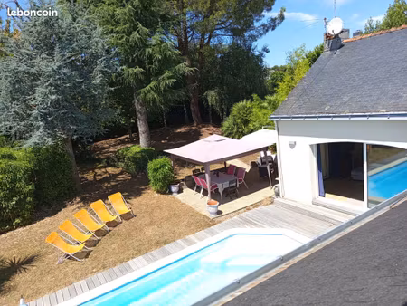 maison individuelle  non mitoyenne et sans vis à vis  de 198 m2 +piscine+grand garage