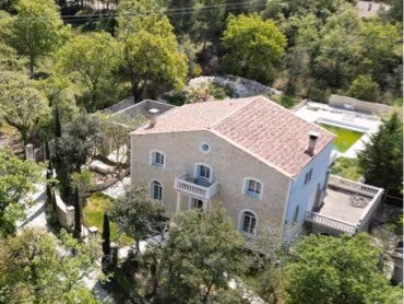 vente jolie maison à venasque à finir pour cause de départ  prévoir gros travaux