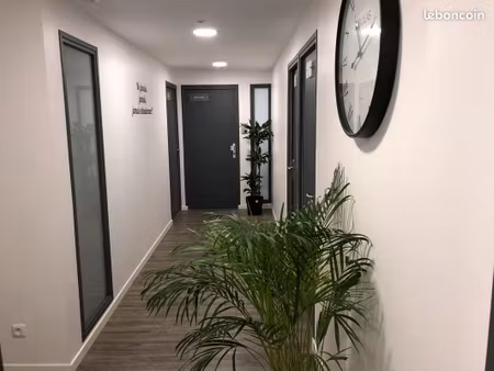 bureau très propre dans un centre d'affaires