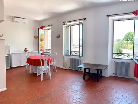 particulier loue joli f3 de 64 m2  traversant  au centre-ville de draguignan