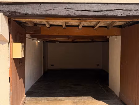 grand garage 30 m² avec wc et électricité