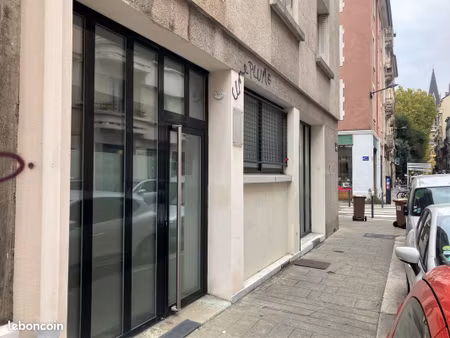 grenoble local 4 bureaux en bon état d'environ 86m² en rdc sur rue proche du tram a&b