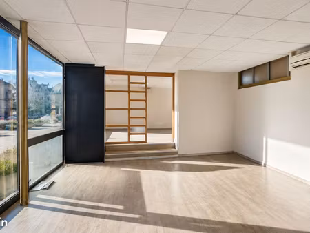 local commercial : lumineux de 79 m² – emplacement n°1  place centrale de loué