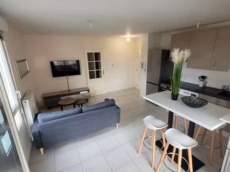 t2 meublé 42 m² + parking + balcon — proche tram et léman express genève