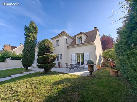 varennes-jarcy – élégante maison familiale avec piscine dans un environnement privilégié à