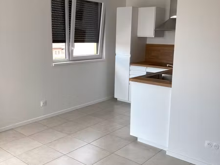 appartement 2 pièces 42m² + balcon 8m² + parking sécurisé