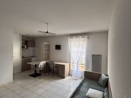 studio meublé avec balcon