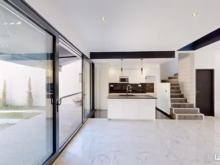 maison moderne dans quartier calme
