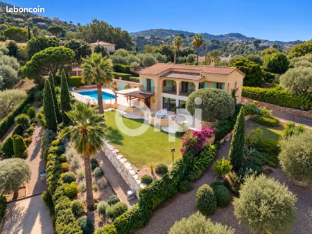 villa 3 pièces 270 m²