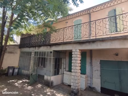 jolie maison de ville sur 550m2. jardins et garage...