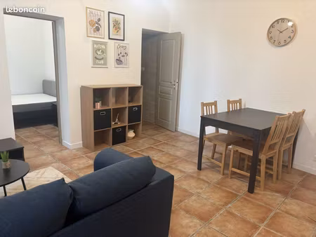 t2 meublé entièrement rénové - climatisation - centre nîmes