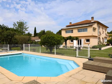 maison familiale avec piscine sur terrain de 1 500 m²
