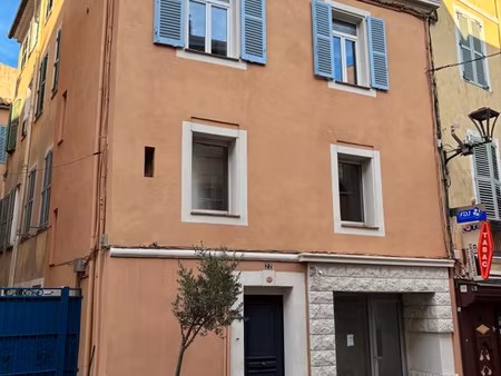 fréjus centre historique - immeuble de ville entièrement rénové et libre d’occupation exce