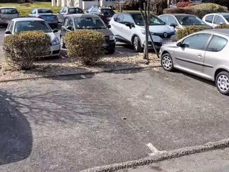 place de parking proche place ravezies