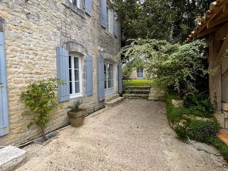 grande maison en pierre de 250 m² avec piscine thaire