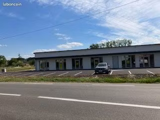 local commercial avec grande visibilité idéal pour kiné sur axe passant à sault de navaill