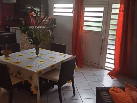 studio 36 m² à louer – schoelcher (hauteurs) – bas de villa – calme et vue dégagée