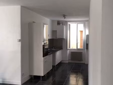 appartement t3 dans maison avec cour