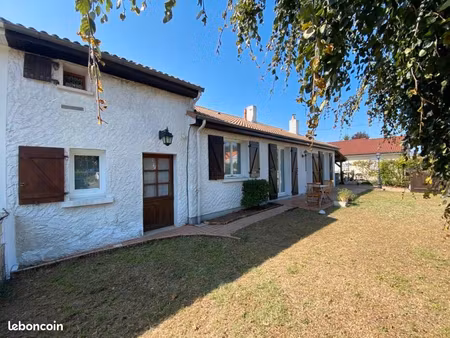 idéalement située  très rare  maison avec une dépendance habitable de 140m2