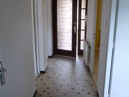 location appartement dans maison mitoyenne en fond de cour