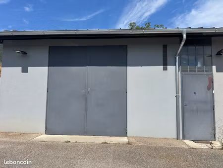 petit atelier / dépôt de stockage