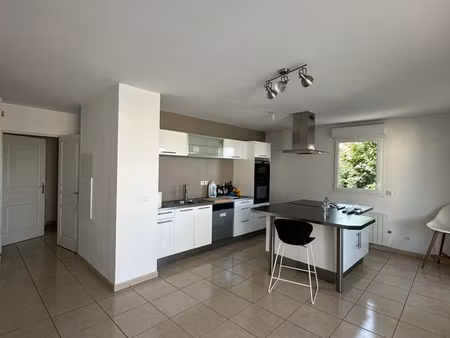 t3 · 63 m² · 2 chambres · cuisine ouverte · grande terrasse · box privé