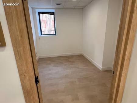 • location de bureaux à auch – place du 14 juillet  très proche du centre-ville  grand par