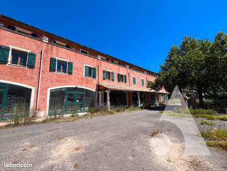 immeuble 15 pièces 809 m²