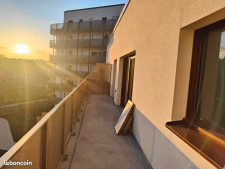 appartement t2 44m2 incluant un balcon de 14m2 et deux place de parking