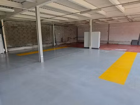 local d'activité & bureaux + 7 stationnements privatifs