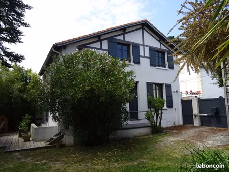 villès martin : jolie villa de type basque  a 300 m de la mer