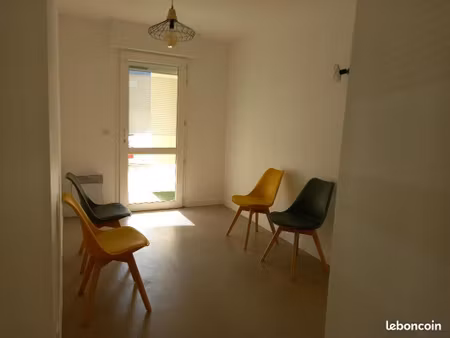 salle dans cabinet partagé