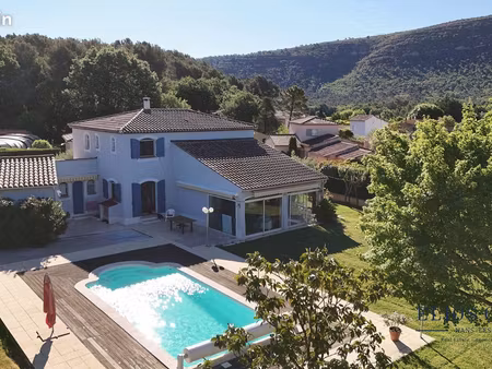 propriété 6 pièces 220 m²
