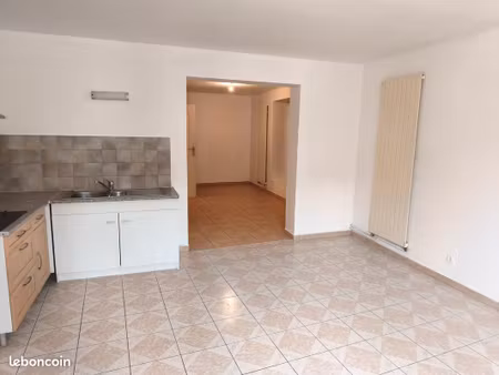 immeuble composé d'un appartement et d'un local commercial