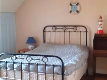 grande chambre meublée