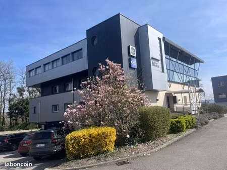 local indépendant dans espace médical