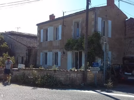 vends corps de ferme près de mauze sur le mignon79