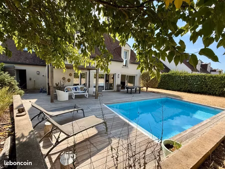 maison spacieuse de 240m2 avec 6 chambres  piscine et garage double