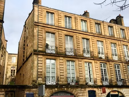 bordeaux centre – t3 de 79 m² au dernier étage – cours victor hugo