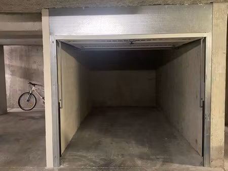 grand box/ garage fermé  sécurisé