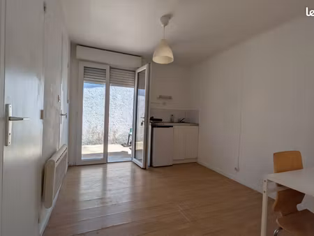 t2 avec cour privée
