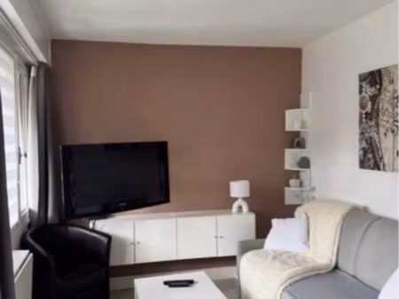 joli studio entièrement équipé et meublé
