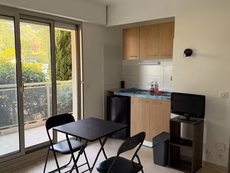 studio meublé 21 m² refait à neuf avec grand balcon  cave et piscine